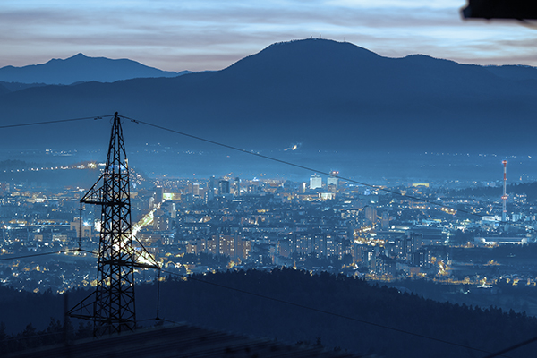 In che modo i cavi di alimentazione ad alta tensione, media e bassa tensione garantiscono una distribuzione elettrica affidabile?